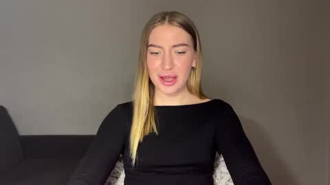 Snapshot of milanaaa_ chatting on 02.02.25 Milana online show from 02.02.25