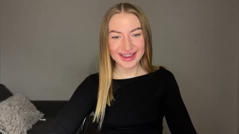 Snapshot of milanaaa_ chatting on 02.05.25 Milana online show from 02.05.25