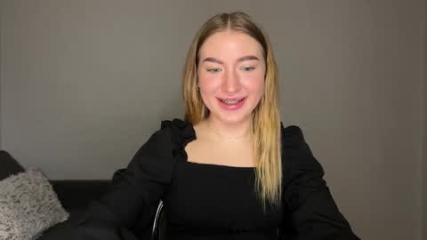 Snapshot of milanaaa_ chatting on 02.06.25 Milana online show from 02.06.25