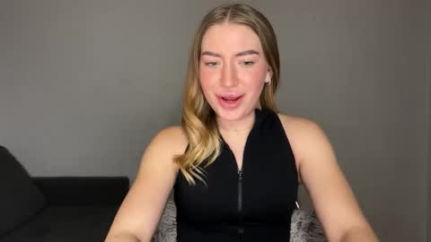 Snapshot of milanaaa_ chatting on 02.07.25 Milana online show from 02.07.25