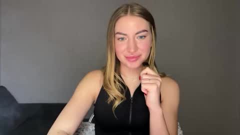 Snapshot of milanaaa_ chatting on 02.08.25 Milana online show from 02.08.25