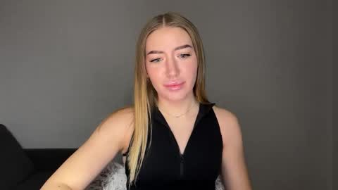 Snapshot of milanaaa_ chatting on 02.10.25 Milana online show from 02.10.25