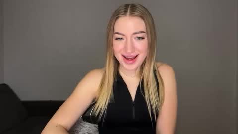 Snapshot of milanaaa_ chatting on 02.11.25 Milana online show from 02.11.25