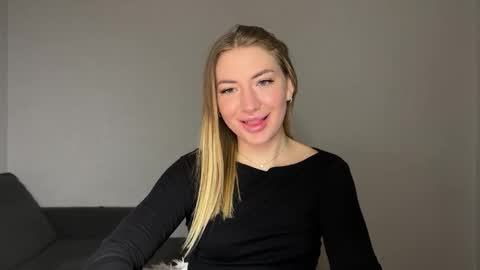 Snapshot of milanaaa_ chatting on 02.11.25 Milana online show from 02.11.25