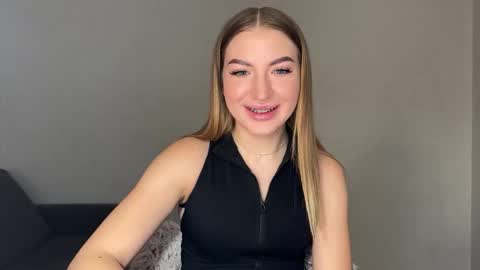 Snapshot of milanaaa_ chatting on 02.13.25 Milana online show from 02.13.25