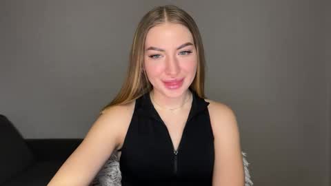 Snapshot of milanaaa_ chatting on 02.13.25 Milana online show from 02.13.25