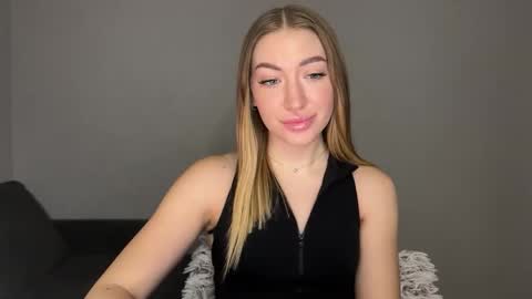 Snapshot of milanaaa_ chatting on 02.14.25 Milana online show from 02.14.25