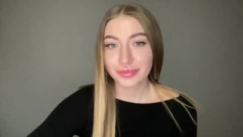 Snapshot of milanaaa_ chatting on 02.15.25 Milana online show from 02.15.25