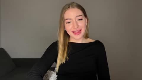 Snapshot of milanaaa_ chatting on 02.15.25 Milana online show from 02.15.25