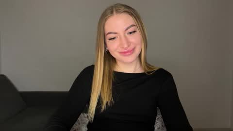 Snapshot of milanaaa_ chatting on 02.15.25 Milana online show from 02.15.25