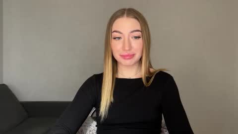 Snapshot of milanaaa_ chatting on 02.16.25 Milana online show from 02.16.25