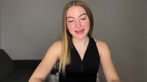 Snapshot of milanaaa_ chatting on 02.17.25 Milana online show from 02.17.25