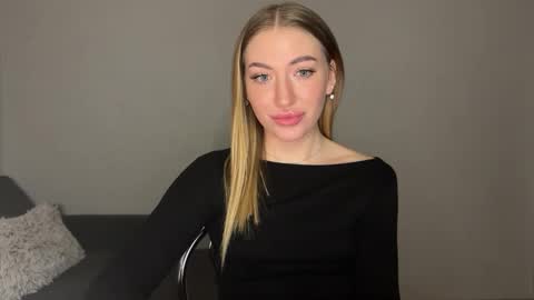 Snapshot of milanaaa_ chatting on 02.18.25 Milana online show from 02.18.25