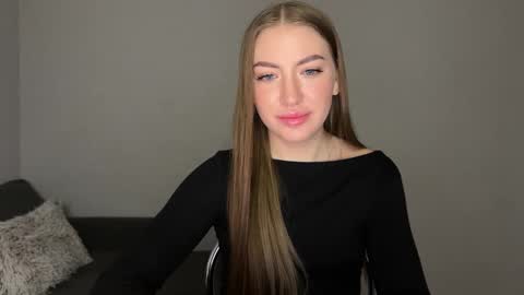 Snapshot of milanaaa_ chatting on 02.20.25 Milana online show from 02.20.25