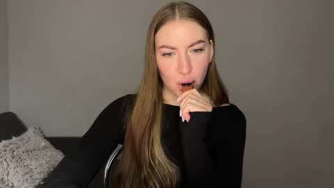 Snapshot of milanaaa_ chatting on 03.03.25 Milana online show from 03.03.25