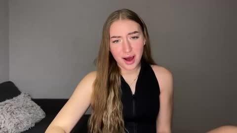 Snapshot of milanaaa_ chatting on 03.04.25 Milana online show from 03.04.25