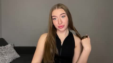 Snapshot of milanaaa_ chatting on 03.11.25 Milana online show from 03.11.25