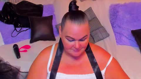 Snapshot of milanabiegert chatting on 09.23.25 Lana online show from 09.23.25