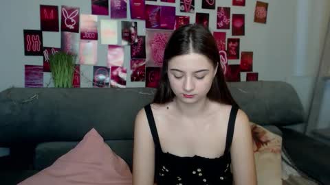 Snapshot of milanaroz chatting on 09.25.25 milanaroz online show from 09.25.25