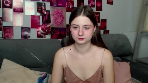 Snapshot of milanaroz chatting on 10.19.25 milanaroz online show from 10.19.25