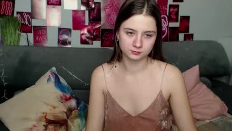 Snapshot of milanaroz chatting on 10.19.25 milanaroz online show from 10.19.25