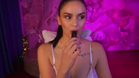 Snapshot of milashalovely chatting on 10.25.25 Milasha online show from 10.25.25