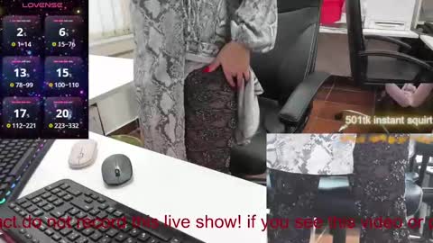 Snapshot of milf_viktoria chatting on 02.17.25 Viktoria online show from 02.17.25