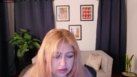 Snapshot of milfarlet chatting on 12.22.25 Arlet online show from 12.22.25