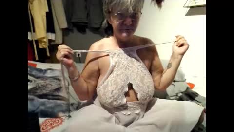 Snapshot of milfchantal chatting on 09.27.25 Milfchantal online show from 09.27.25