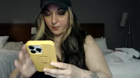 Snapshot of milfmonee chatting on 05.06.26 MILF Monee online show from 05.06.26