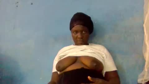 Snapshot of milkyebony254 chatting on 09.17.25 milkyebony254 online show from 09.17.25