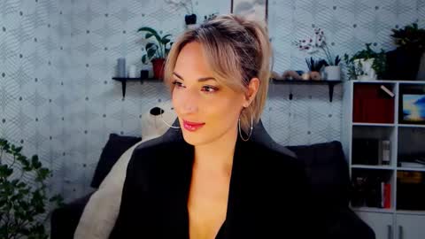 MillaXQueen online show from 11.30.25