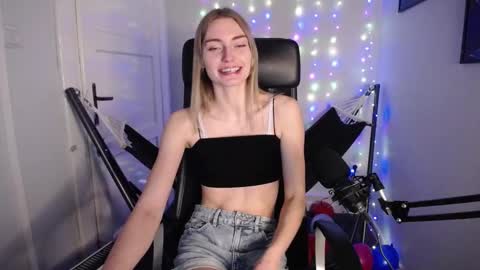 Snapshot of millie_lacroix chatting on 01.20.25 millie_lacroix online show from 01.20.25