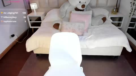 Snapshot of milly_white chatting on 04.28.26 Milena online show from 04.28.26