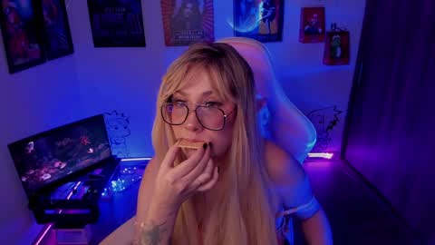 Monkey D Maddie online show from 12.03.24