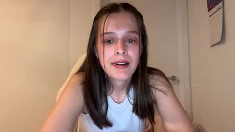 Snapshot of millypetite chatting on 10.03.25 Milly online show from 10.03.25