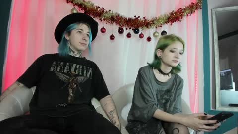 Snapshot of milten_trish chatting on 12.22.24 milten_trish online show from 12.22.24