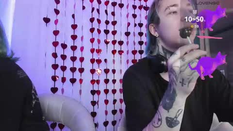 Snapshot of milten_trish chatting on 03.10.25 milten_trish online show from 03.10.25