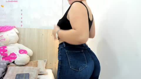 Snapshot of milu_gomez chatting on 12.15.24 Milu Gomez online show from 12.15.24