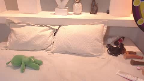 Milu Wallace  online show from 10.01.25