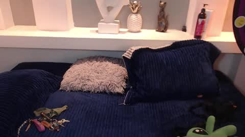 Milu Wallace  online show from 10.21.25