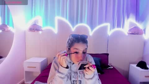 Minji online show from 02.21.25