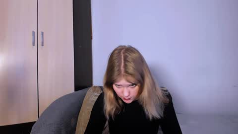 Snapshot of mina27372 chatting on 12.11.24 hi Im Mina  online show from 12.11.24