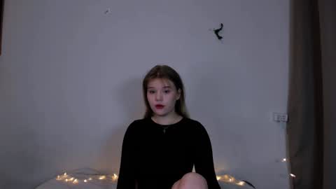 Snapshot of mina27372 chatting on 01.05.25 hi Im Mina  online show from 01.05.25