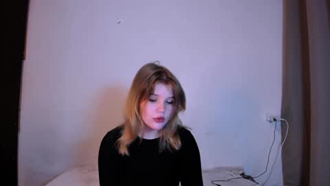 Snapshot of mina27372 chatting on 01.06.25 hi Im Mina  online show from 01.06.25