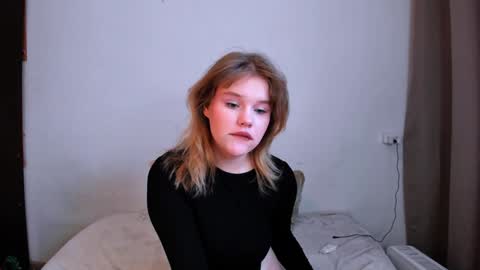 Snapshot of mina27372 chatting on 01.07.25 hi Im Mina  online show from 01.07.25