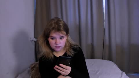 Snapshot of mina27372 chatting on 01.17.25 hi Im Mina  online show from 01.17.25