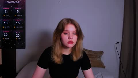 Snapshot of mina27372 chatting on 02.04.25 hi Im Mina  online show from 02.04.25