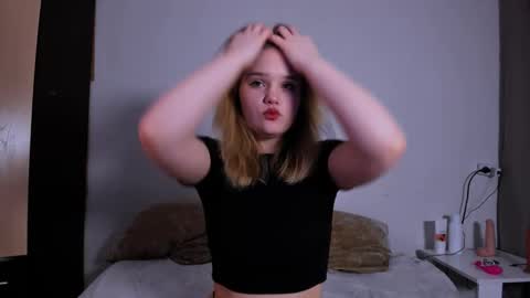 Snapshot of mina27372 chatting on 02.10.25 hi Im Mina  online show from 02.10.25