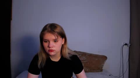 Snapshot of mina27372 chatting on 02.12.25 hi Im Mina  online show from 02.12.25